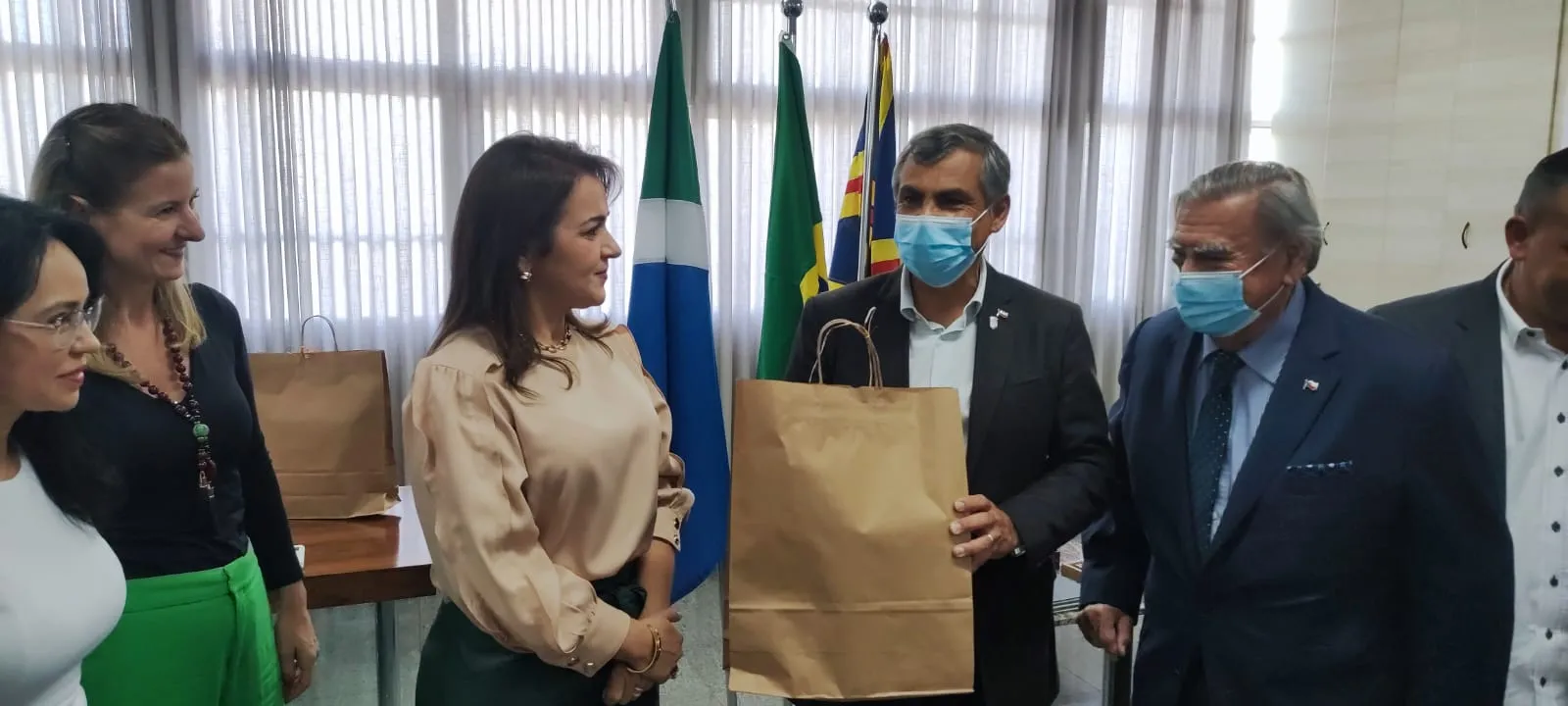Msm se reÚne con alcaldesa de campo grande adriana lopes (izq.)