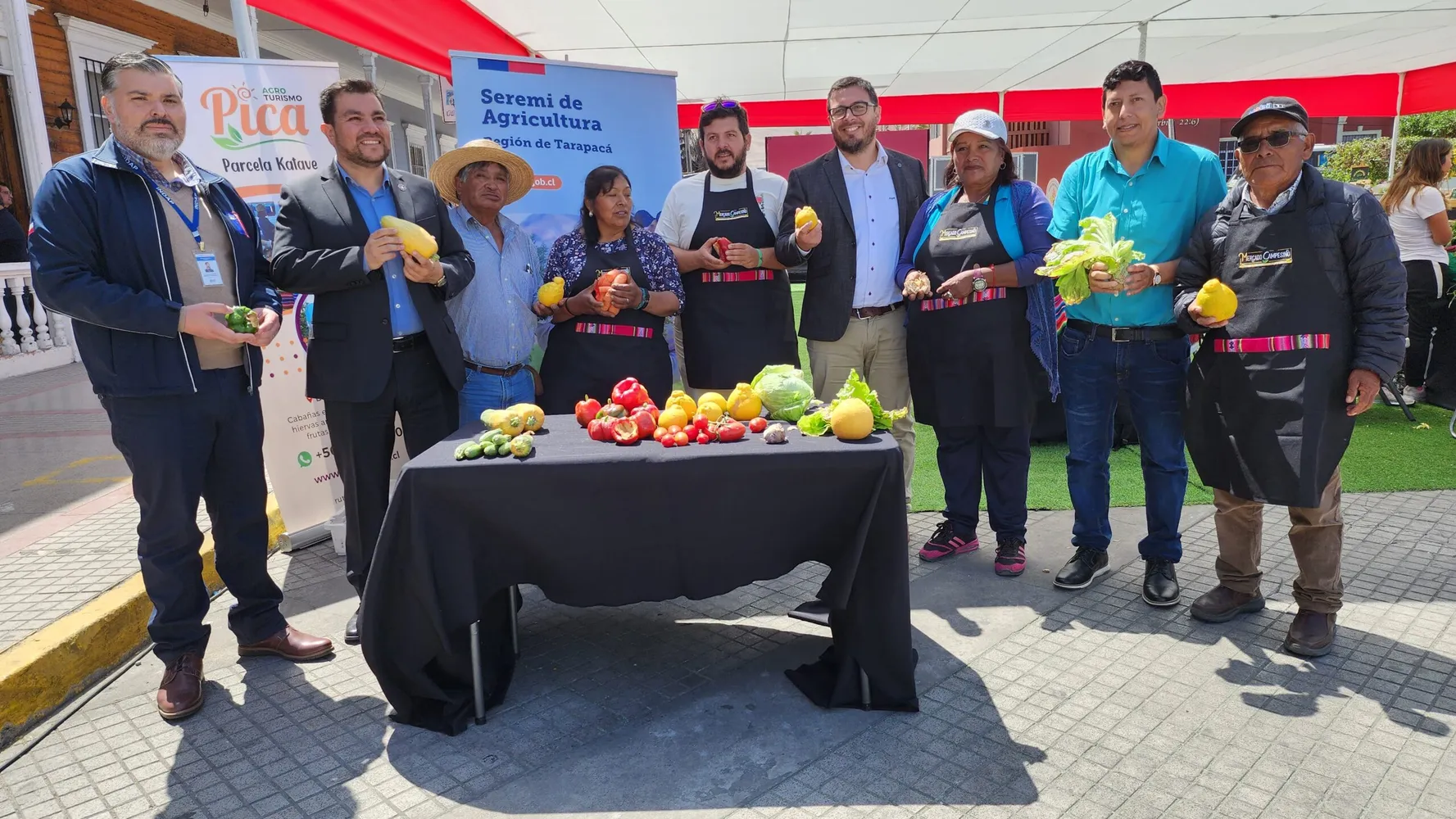Seremis de agricultura y economía, delegado presidencial de tarapacá, director regional indap junto a pequeños y pequeñas productoras llamaron a no descartar alimentos por su forma o color