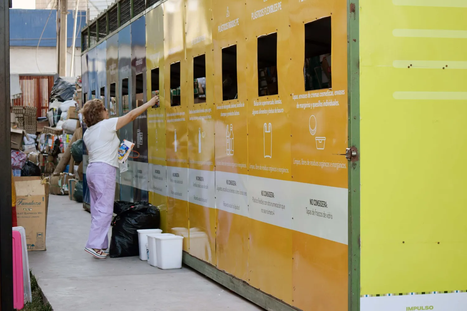 Persona Reciclando Punto Limpio Zofri