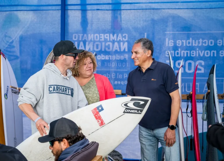 Luciano malhue, gerente de asuntos públicos collahuasi y astrid abarca, en representación del municipio, visitando el torneo