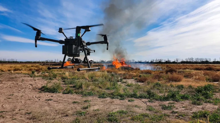 Dron en incendio referencial