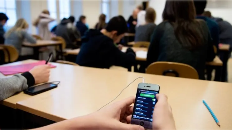 Celular en clases tekit 744x419