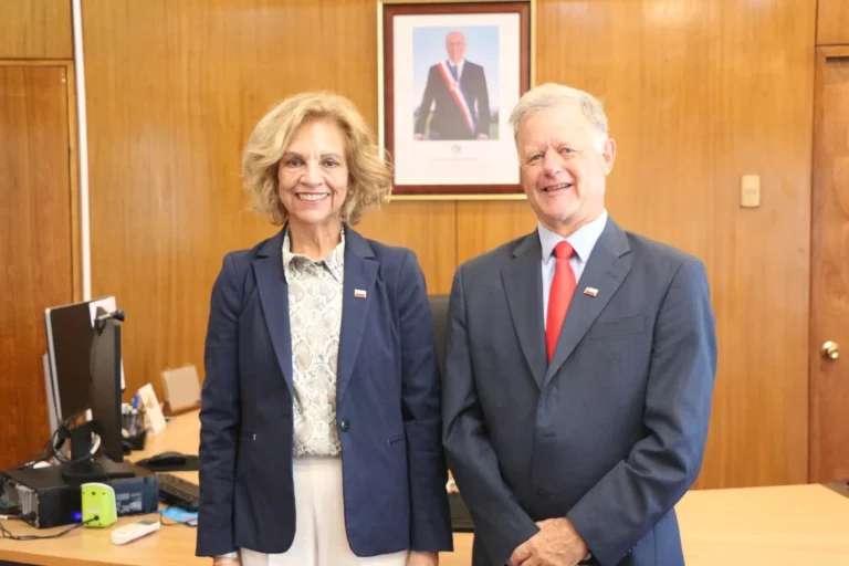El seremi de agricultura fernando chiffelle se reunió este miércoles con la delegada presidencial regional adriana tapia