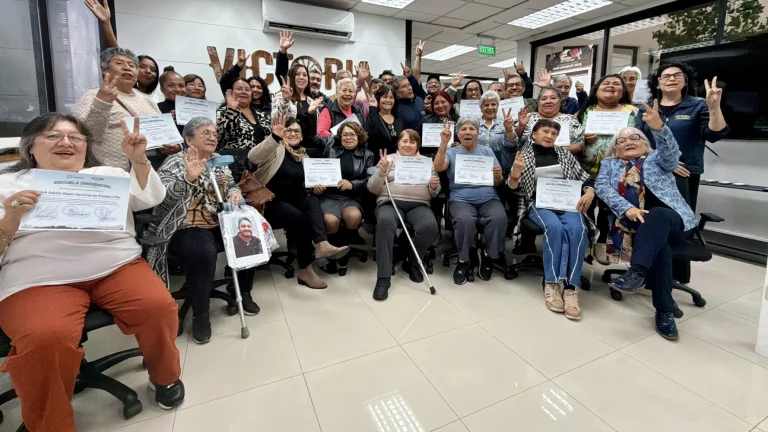 Entrega diplomas 1era promociÓn escuela dirigencial centro victoria grupal (2)
