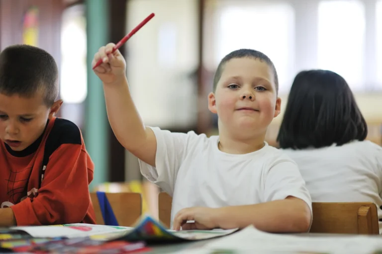 Estudio revela que Chile es el segundo país de la OCDE que menos considera el rendimiento académico al admitir estudiantes - CEI Noticias