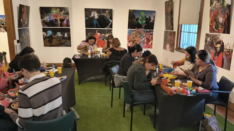 Gran interés despiertan talleres de la muestra "La Tirana: Fe, Devoción y Memoria" en Sala de Arte Casa Collahuasi - CEI Noticias