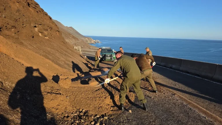 Carabineros apoyando en despeje de la ruta de pisagua