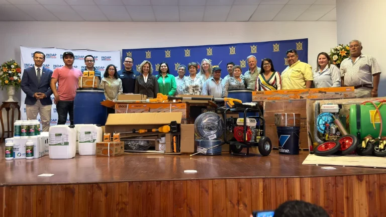 INDAP Tarapacá entregó equipamiento a agricultores para prevenir la mosca de la fruta en Pica - CEI Noticias