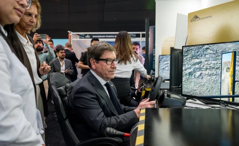 Biministro en stand collahuasi cimit 2026